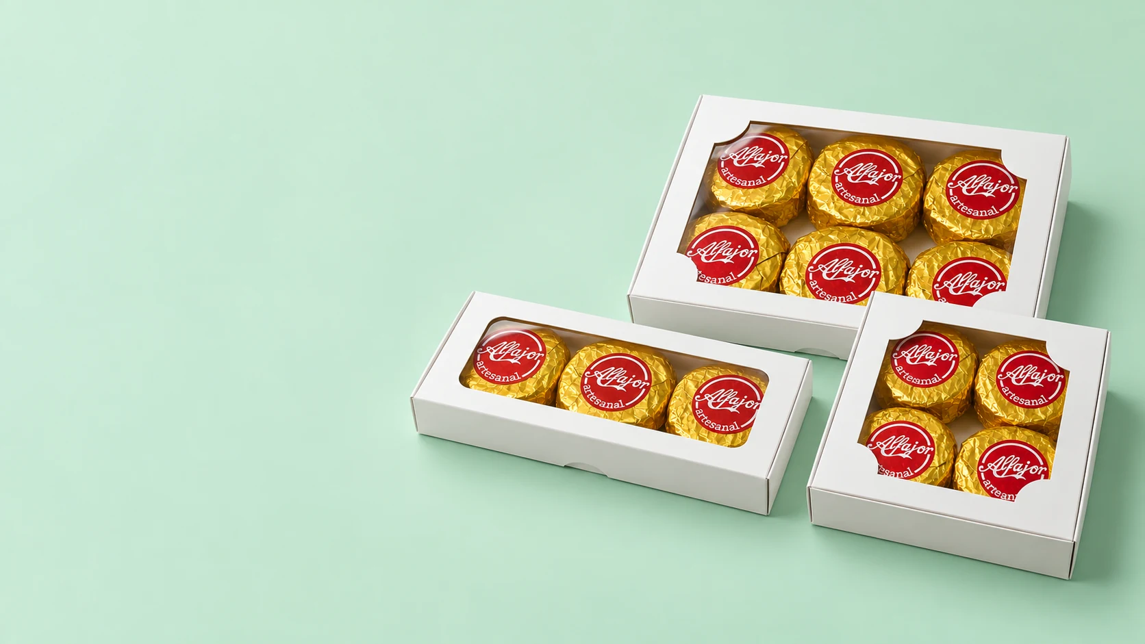 Cajas blancas con visor para 3, 4 y 6 alfajores artesanales, sobre fondo menta
